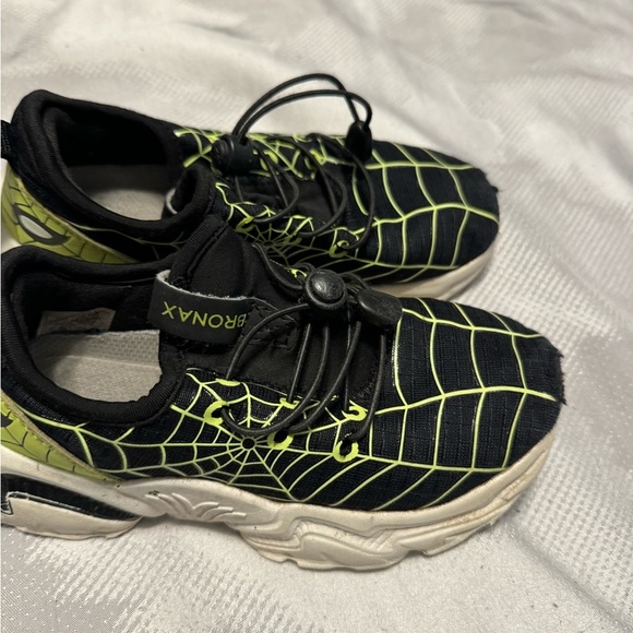 Boys 12.5 Spider sneaker’s. Stylish comfy durable. Great for every active kid! - Picture 2 of 13
